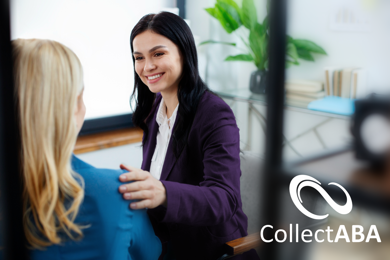 Terapeuta orientando paciente em sessão de terapia ABA