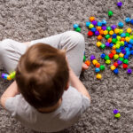 Criança brincando, representando o desenvolvimento e aprendizado no contexto do diagnóstico TEA.