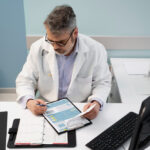 Médico atuando na gestão de clínicas de terapia, planejando atendimentos e acompanhando pacientes