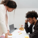 Duas pessoas tentando gerenciamento de conflitos, buscando soluções colaborativas.