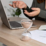 Terapeuta ABA utilizando estratégias para otimizar tempo durante uma sessão, com foco em organização e engajamento do aprendiz.