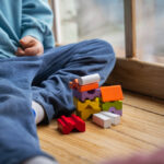 Criança brincando durante a Intervenção ABA, aproveitando o aprendizado de forma natural.