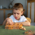 Criança brincando enquanto lida com comorbidades associadas ao TEA.