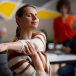 Terapeuta ABA praticando estratégias para relaxar após um longo dia de trabalho, cuidando do bem-estar e do equilíbrio pessoal.