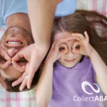 Crianças neuroatípicas brincando juntas.