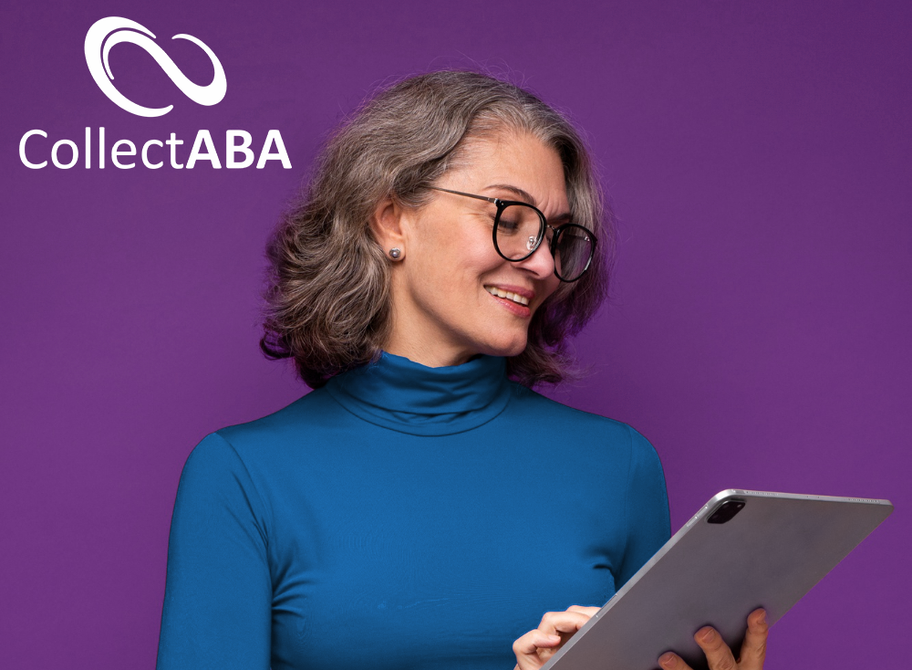 Mulher utilizando o sistema de gestão ABA no tablet.