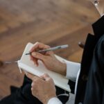 mulher com um bloco de anotações