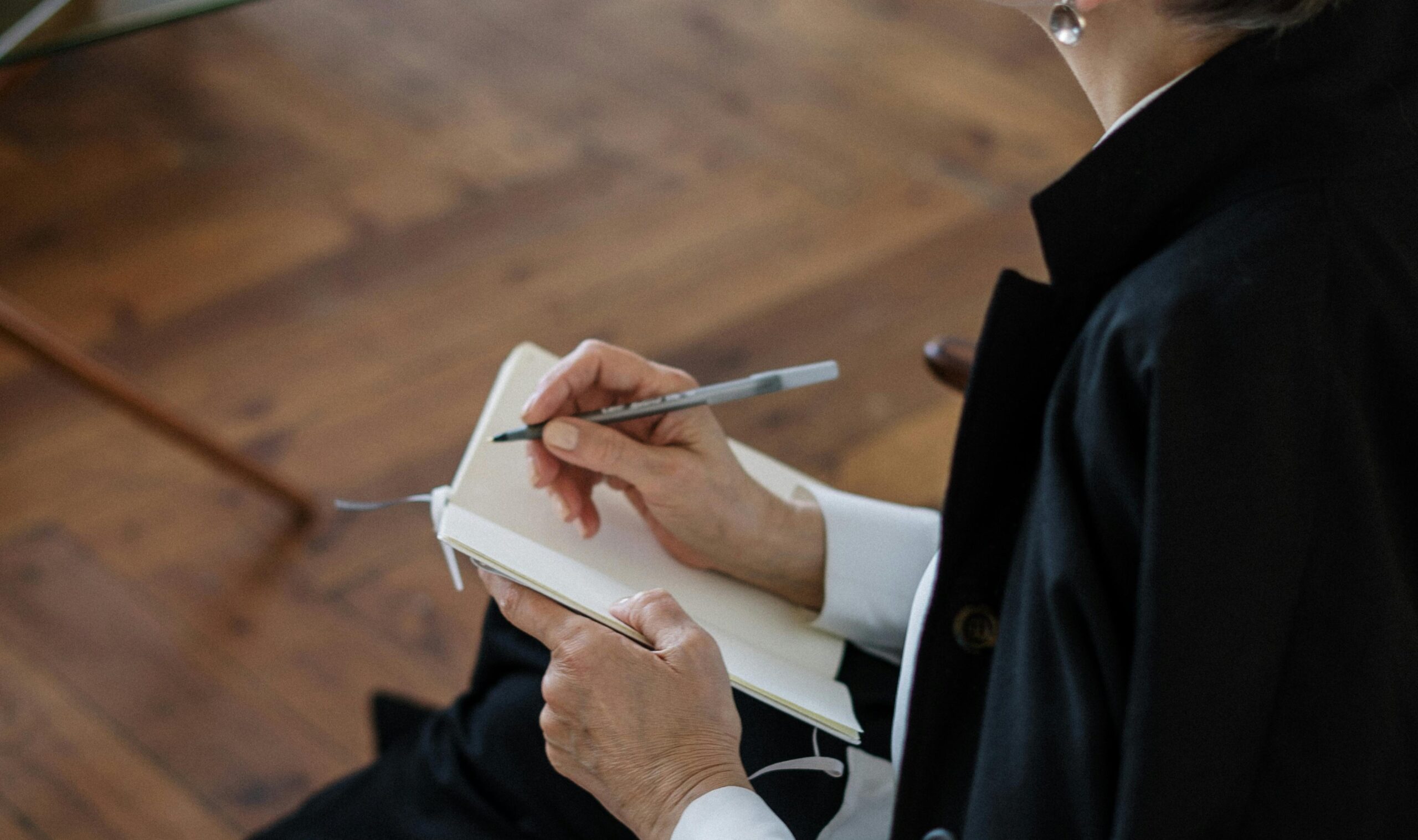 mulher com um bloco de anotações