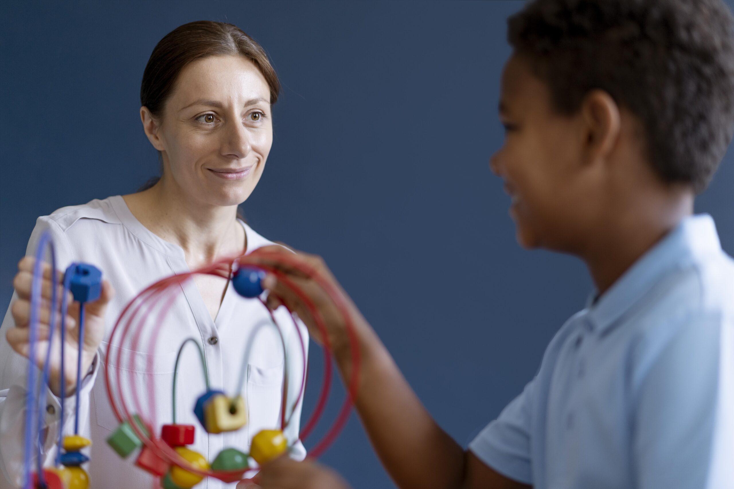 Rigidez cognitiva no autismo: estratégias de intervenção ABA e como acompanhar a evolução clínica