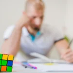 Terapeuta analisando sinais de autismo em adultos